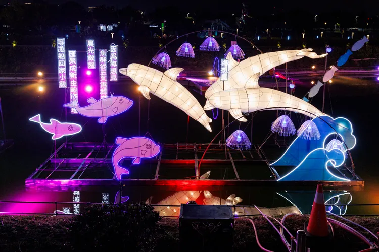 觀旅局「城市綠洲」燈區詩意述說台中山海屯城的故事。市府提供