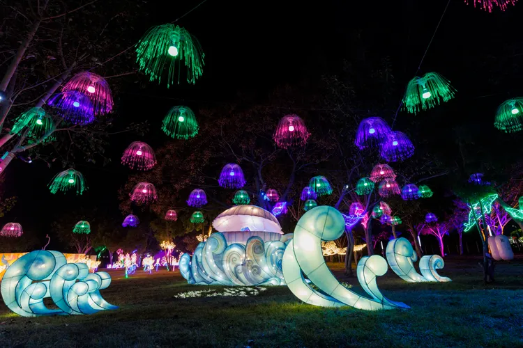 教育局「蛇畫故事」燈區一起走進奇幻的藝想世界。市府提供