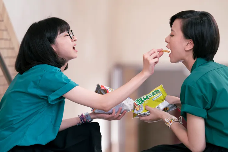 陳姸霏（左）與項婕如劇中飾演閨蜜。圖／興揚電影提供