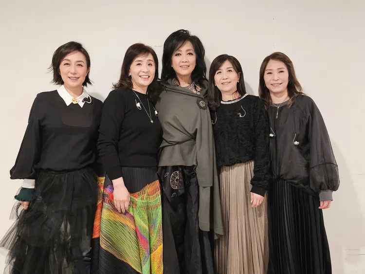 齊豫與「金韻四小」（左起：黃韻玲、英秀青、齊豫、張瑞薰、王文珍）在後台開心合影。中華音樂人交流協會提供