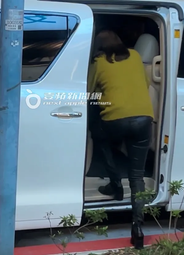 蔡依珊連忙將報告書及手提包放好，再回醫院把愛犬帶出來。特勤中心攝