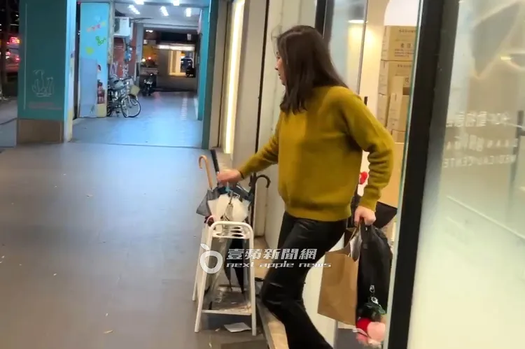 蔡依珊手上提了愛犬健康報告的紙袋，快步向座車走去。特勤中心攝