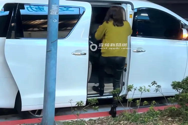 蔡依珊為了愛犬忙進忙出，相當有愛。特勤中心攝