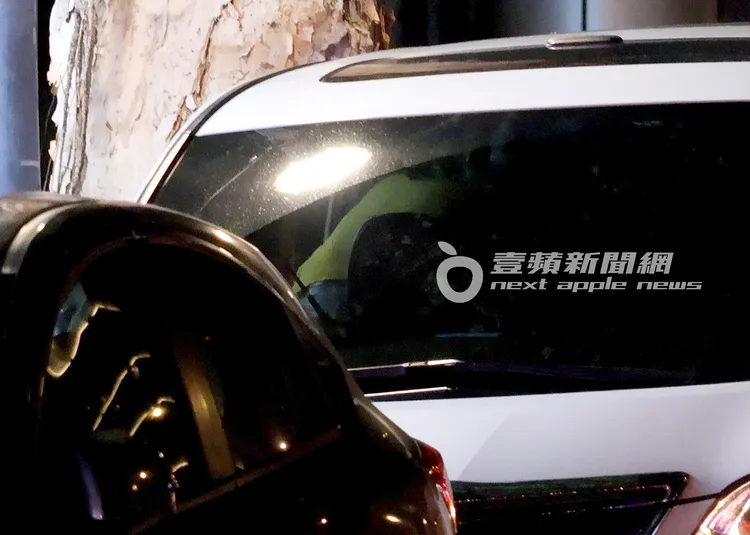 蔡依珊鑽進車內整理物品，準備讓愛犬上車。特勤中心攝