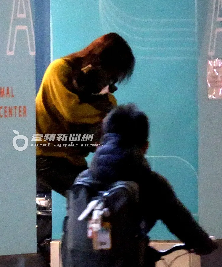 蔡依珊抱愛犬憨憨從動物醫院走出，上車後隨即往住家方向駛去。特勤中心攝