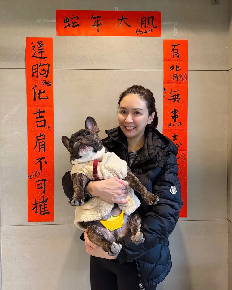 蔡依珊年節期間抱著愛犬「憨憨」賀年，對憨憨寵愛有加。翻攝蔡依珊IG