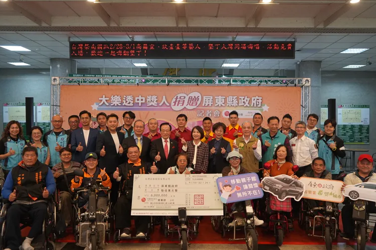 大樂透頭獎得主慷慨捐屏縣府600萬元做公益。縣府提供