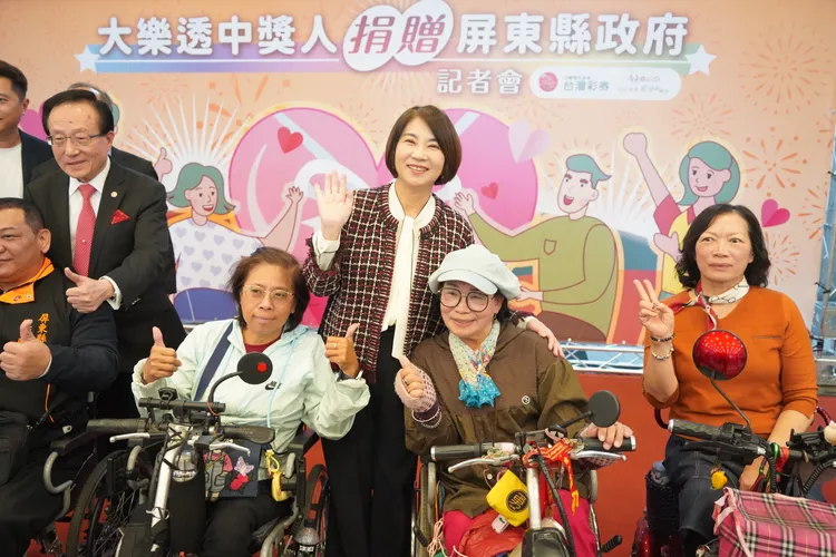 縣長周春米謝謝台彩公司及所有辛苦的經銷商。縣府提供