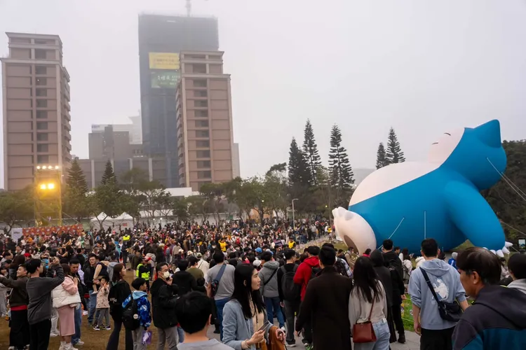 台灣燈會作品「驚見！塘緣卡比獸」，吸引大批人潮參觀合影。觀光局提供