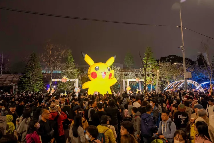 民眾拍隊與皮卡丘裝置燈飾拍照。觀光局提供