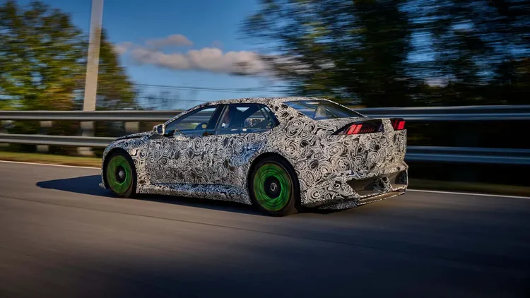 BMW表示，這套系統能量回收效率可提升最高達25%，甚至在一般道路行駛時，大幅降低對傳統煞車系統的依賴。原廠照片