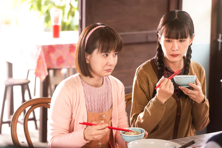 安心亞（右）覺得自己像張育綺在劇中角色一樣個性害羞。公視台語台、華視提供