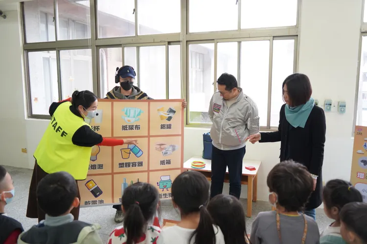 透過環保小尖兵關卡，讓學童從小就了解環保的意義。客家局提供