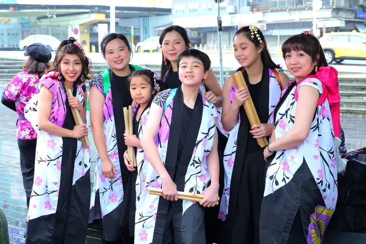 謝國樑發現表演者穿著較單薄後，也不忘提醒民眾天氣寒冷，務必注意保暖。翻攝照片