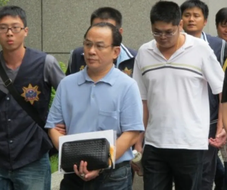 竹聯幫愛堂前堂主劉振南（藍衣）2010在連勝文遭槍擊時，出面奪槍成全國話題人物。翻攝畫面