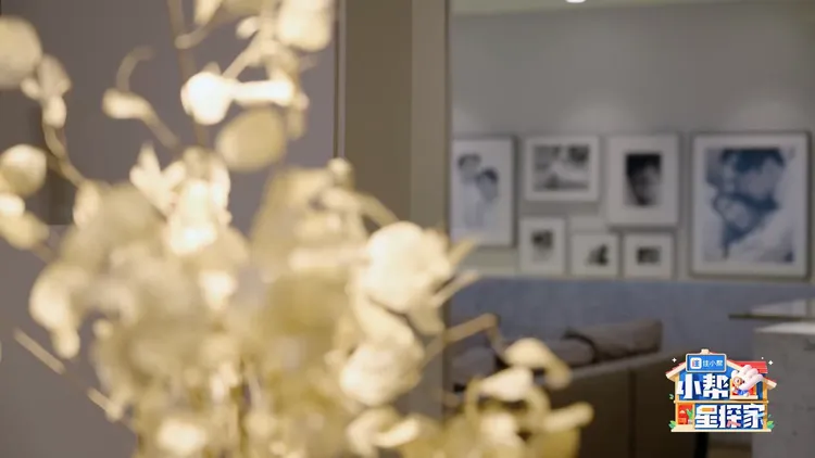 陳妍希在家裡布置了照片牆，看得出有不少恩愛照。翻攝小幫星探家微博