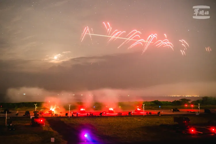 空軍防空部隊操作20機砲在夜空中打出彈幕。軍聞社