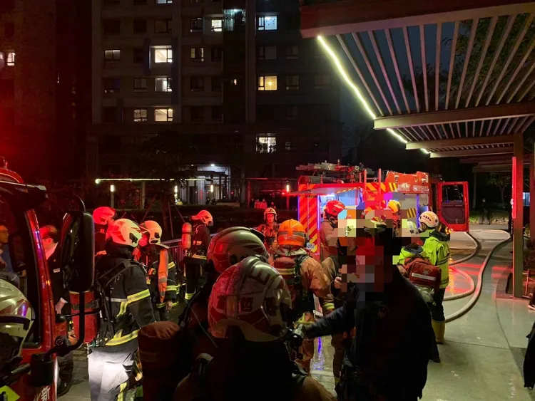 消防局大批人車到場滅火，並進屋搜救，所幸無人在家，起火原因疑似後陽台的熱水器自燃。翻攝畫面