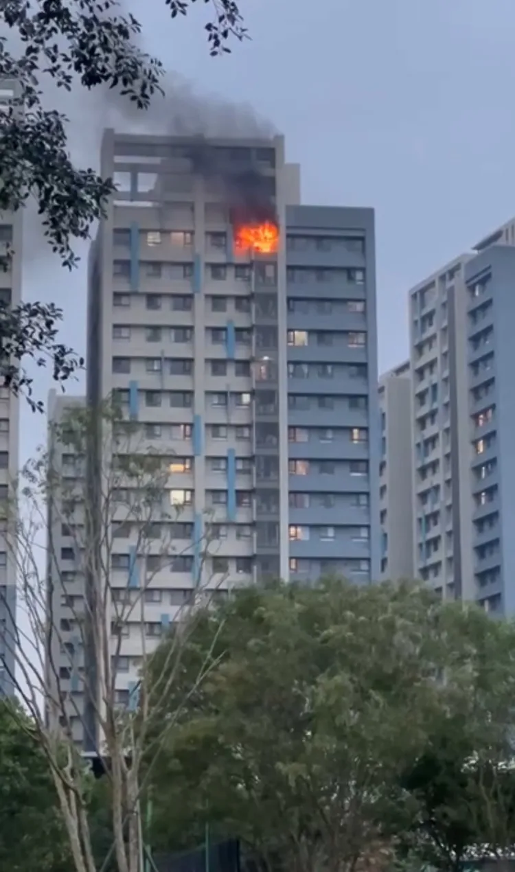 浮洲合宜宅高樓層起火，新北消防局派出消防車輛35台、100人滅火，並緊急疏散住戶。讀者提供