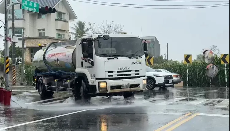 南市環保局出動灑水車噴水，要把沾黏的泡屑沖掉。南市府提供