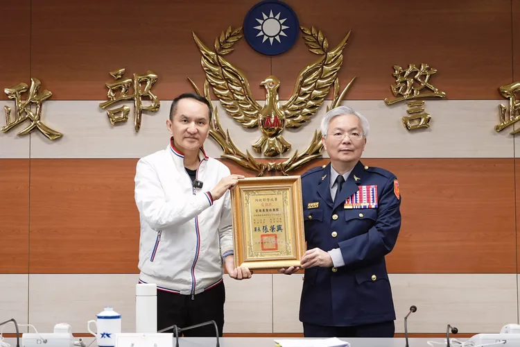 警政署頒獎愛爾麗集團打詐成效優異，由警政署長張榮興頒獎給常如山。彭欣偉攝