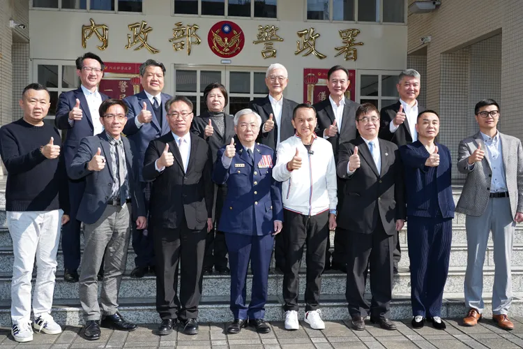 常如山與各企業主、警政署人員進行反詐合影。彭欣偉攝