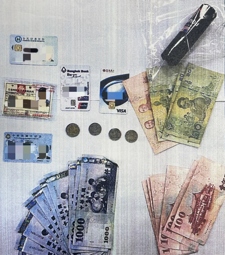 警方查扣被搶走的財物。翻攝畫面