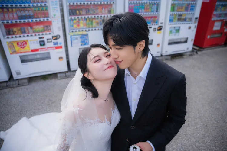 焦凡凡與老公婁峻碩在沖繩拍攝婚紗照。想不到音樂工作室提供