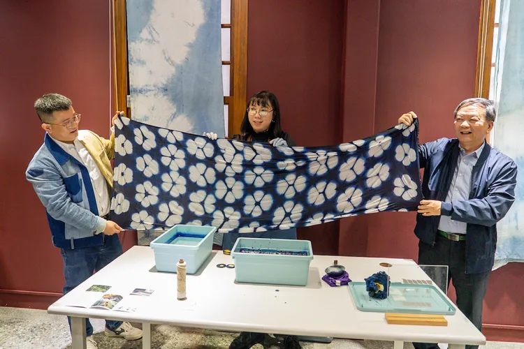 經由職人反覆手染的作品呈現自然飽和之美。品牌提供