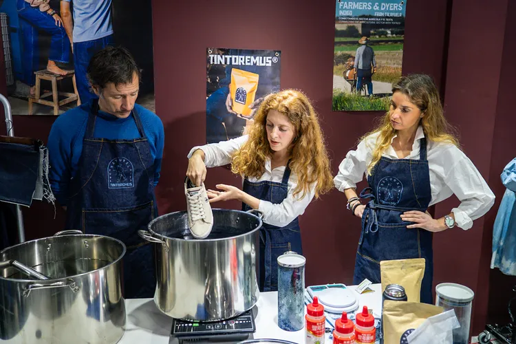 「Tintoremus」現場示範天然靛藍染料應用。品牌提供