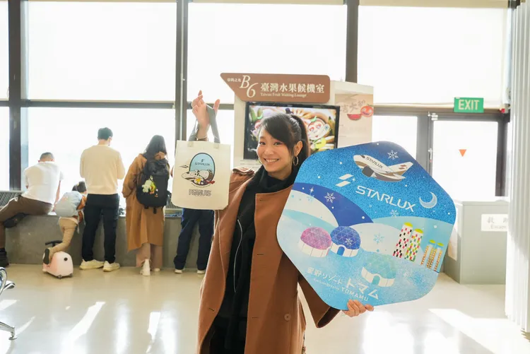 「星星相遇」滑雪包機貼心贈送旅客伴手禮。田欣雲攝影