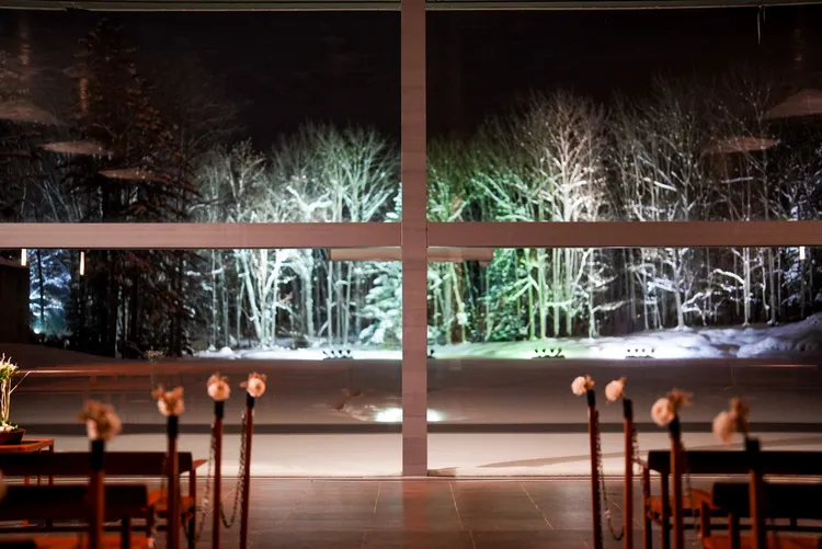 「水之教堂」的十字在外頭雪景映襯下，顯得莊嚴且神聖。田欣雲攝影