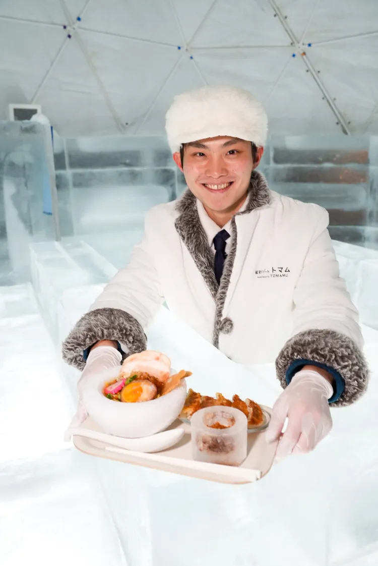 在拉麵店裡點用冰碗盛裝的「冰之拉麵」，還能加點熱呼呼的餃子新品。田欣雲攝影