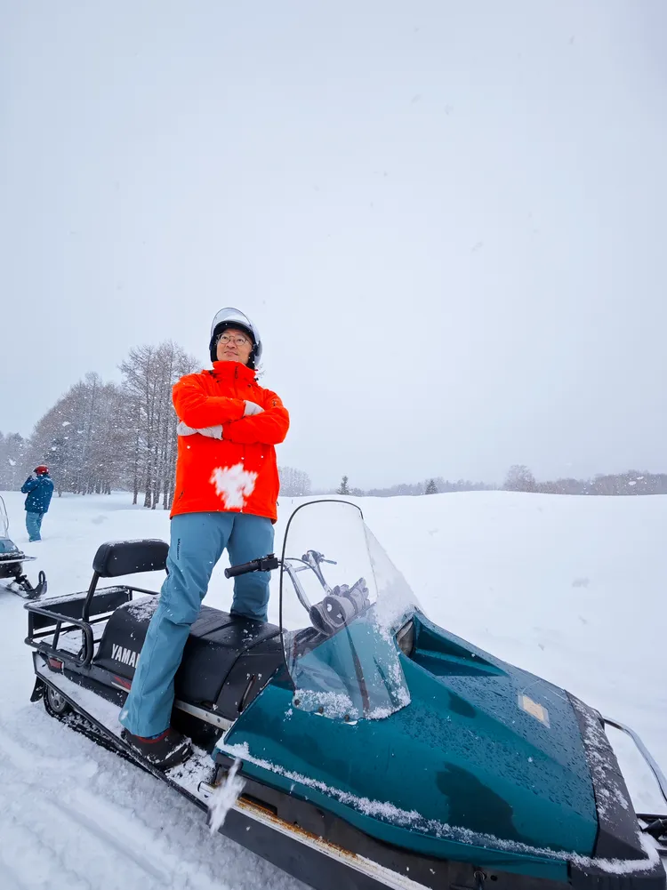 自駕雪上摩托車，沒駕駛經驗也能輕鬆上手。田欣雲攝影