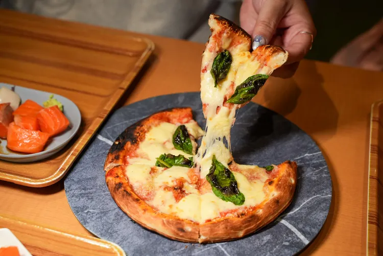 披薩現點現烤，使用TOMAMU自產起司，香氣四溢。田欣雲攝影