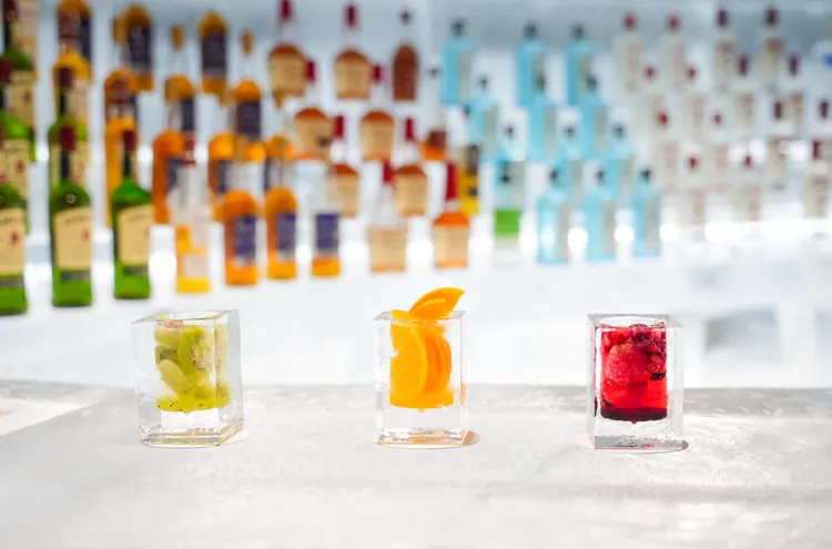 用冰塊打造冰杯暢飲。田欣雲攝影