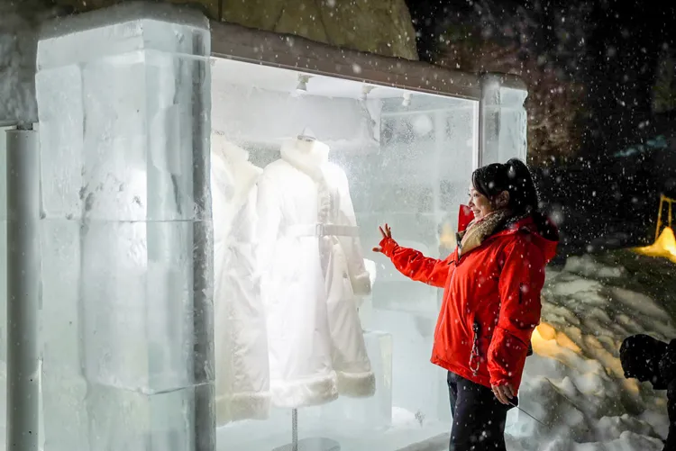 逛逛冰之服飾店，體驗在冰屋裡血拼的新奇感。田欣雲攝影