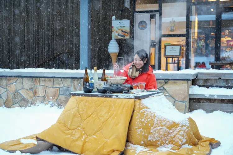 窩在雪中的被爐吃關東煮。田欣雲攝影