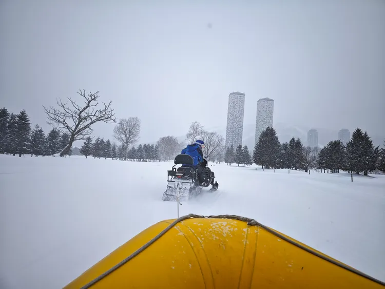 坐進雪上橡皮艇，享受在雪原盡情奔馳的速度感。田欣雲攝影