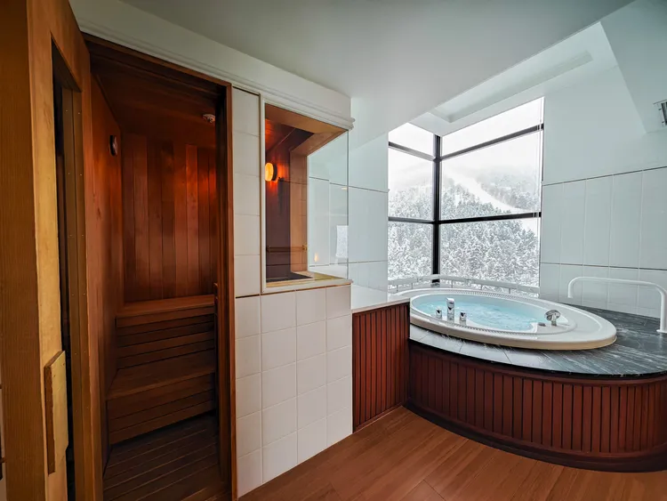 RISONARE Tomamu每間套房都配備私人三溫暖烤箱，和能賞雪景的按摩浴缸。田欣雲攝影