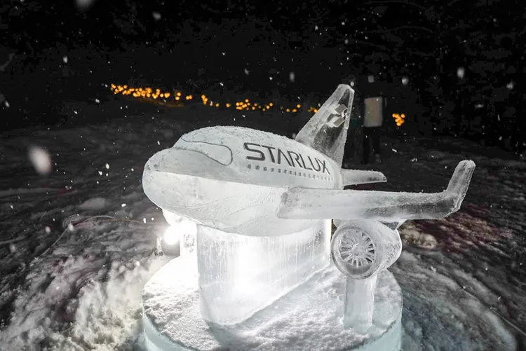 剛走進愛絲冰城，就能看到星宇航空飛機冰雕。田欣雲攝影