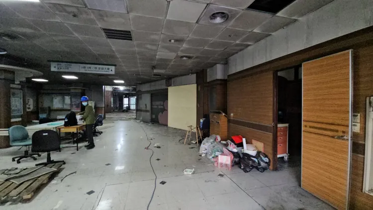 東港安泰醫院大火釀成9死慘劇，屏東縣政府稽查後發現，安泰存在大量違建。縣府提供