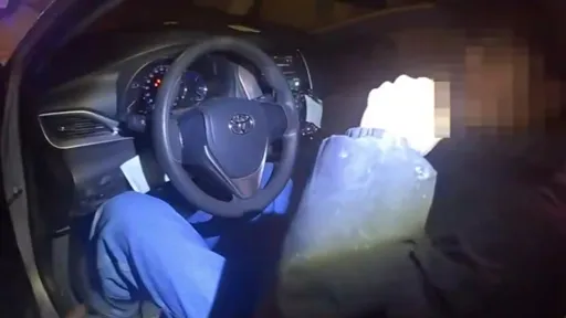 轿车占路不右转!车门一开全是这味道 迷糊男子GG了