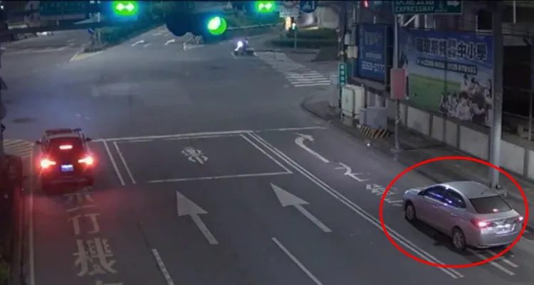 小客車停在路中不動，警方巡邏發現異狀。警方提供