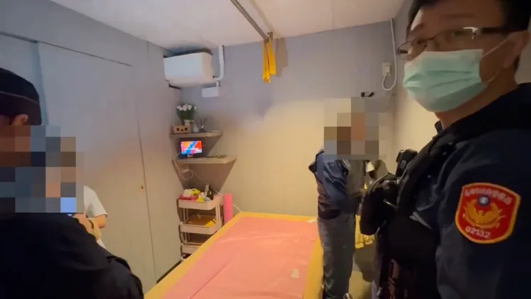 警方突檢養生館。翻攝畫面