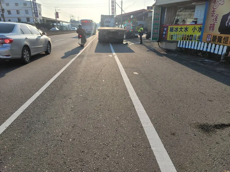 盧姓男騎士正準備騎機車到高鐵站搭車，返回新竹工作，不料途中撞上違停聯結車身亡。民眾提供