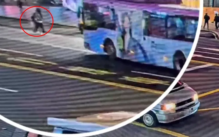 女子走在車道上，被後方公車按喇叭。警方提供