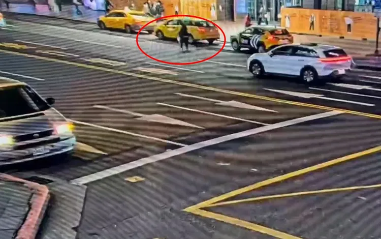 女子本來行走在車道上。警方提供