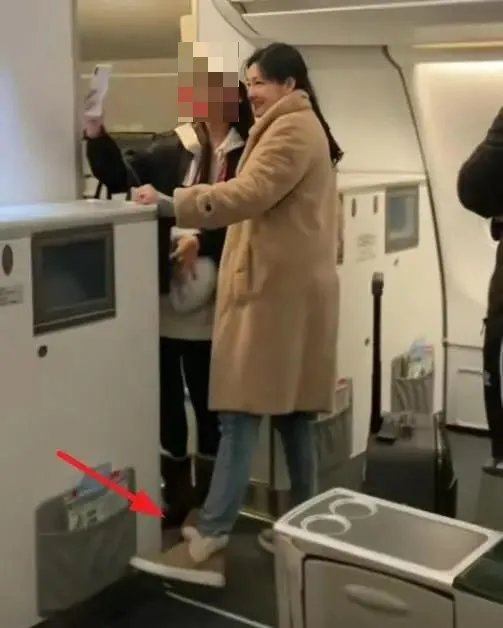 網路上瘋傳一張大S在飛機上與粉絲的「最後合照」，如今被澄清其實是三年前舊照。翻攝臉書