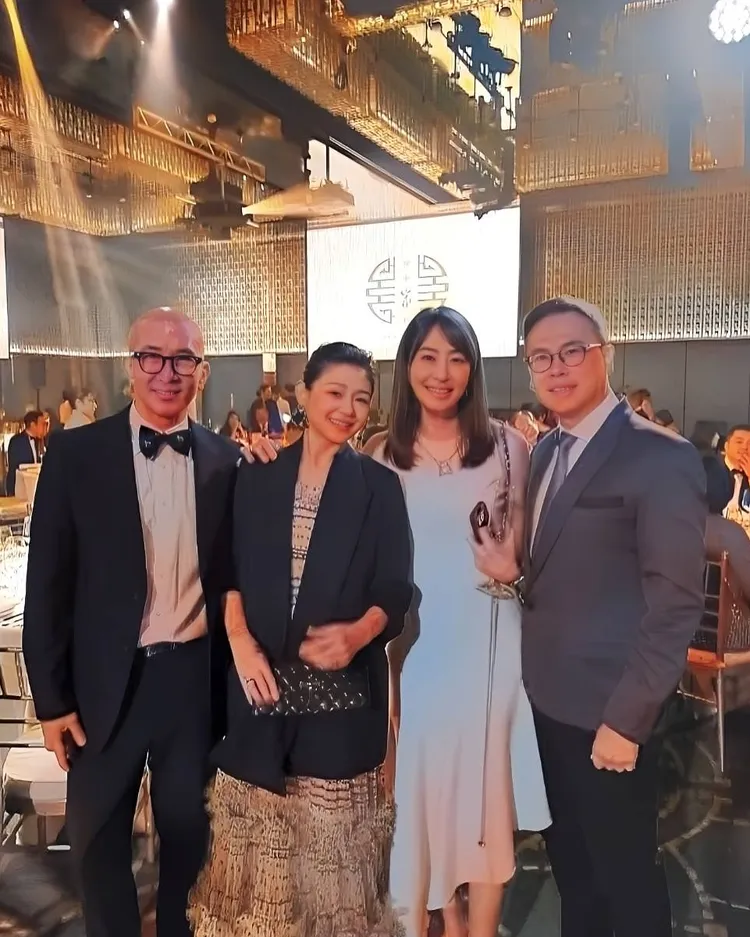 1月25日大S（左二）夫婦和賈永婕（右二）夫婦都出席王偉忠長女歸寧宴。翻攝賈永婕臉書